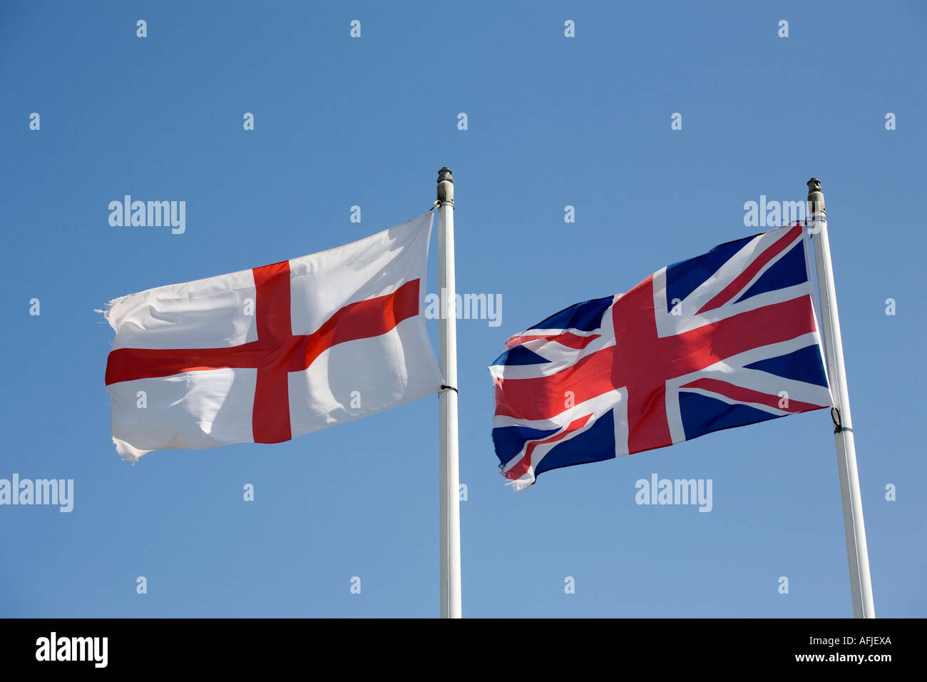 St George links und der Union Jack Flagge nebeneinander auf einem Caravan Park in West Sussex Dorf von Pagham Stockfoto