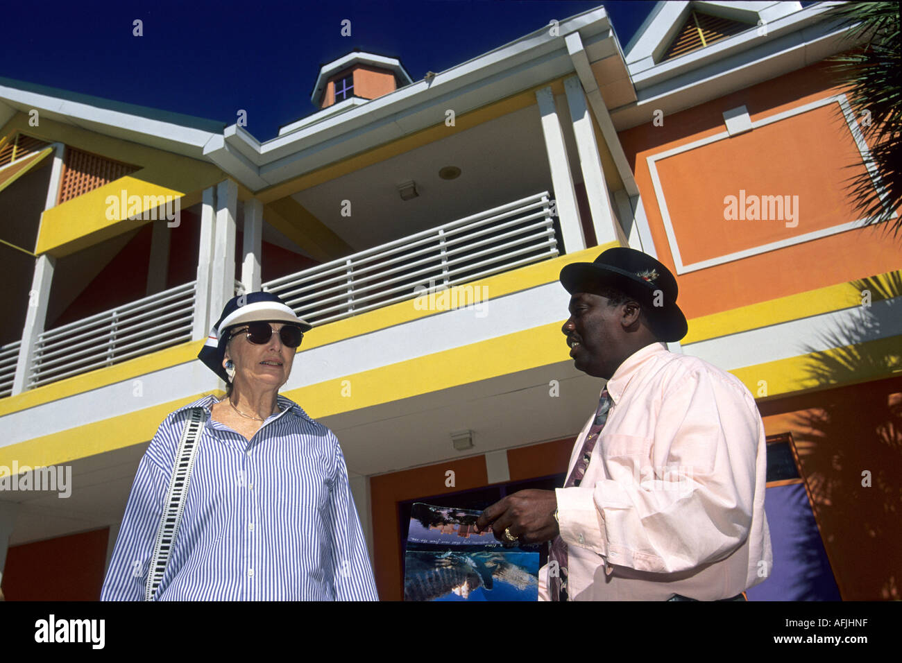 Touristen und Reiseleiter Prince George Wharf Nassau Bahamas Stockfoto