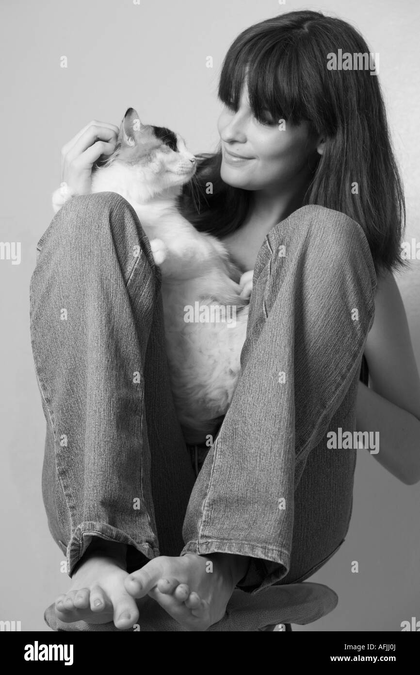 Porträt der jungen Frau mit Katze Stockfoto