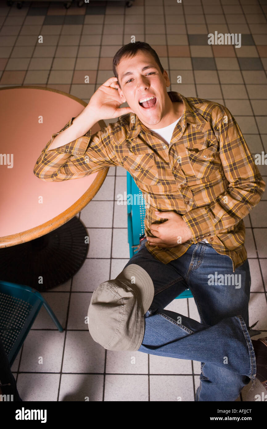 Junger Mann hängen in Food-court Stockfoto