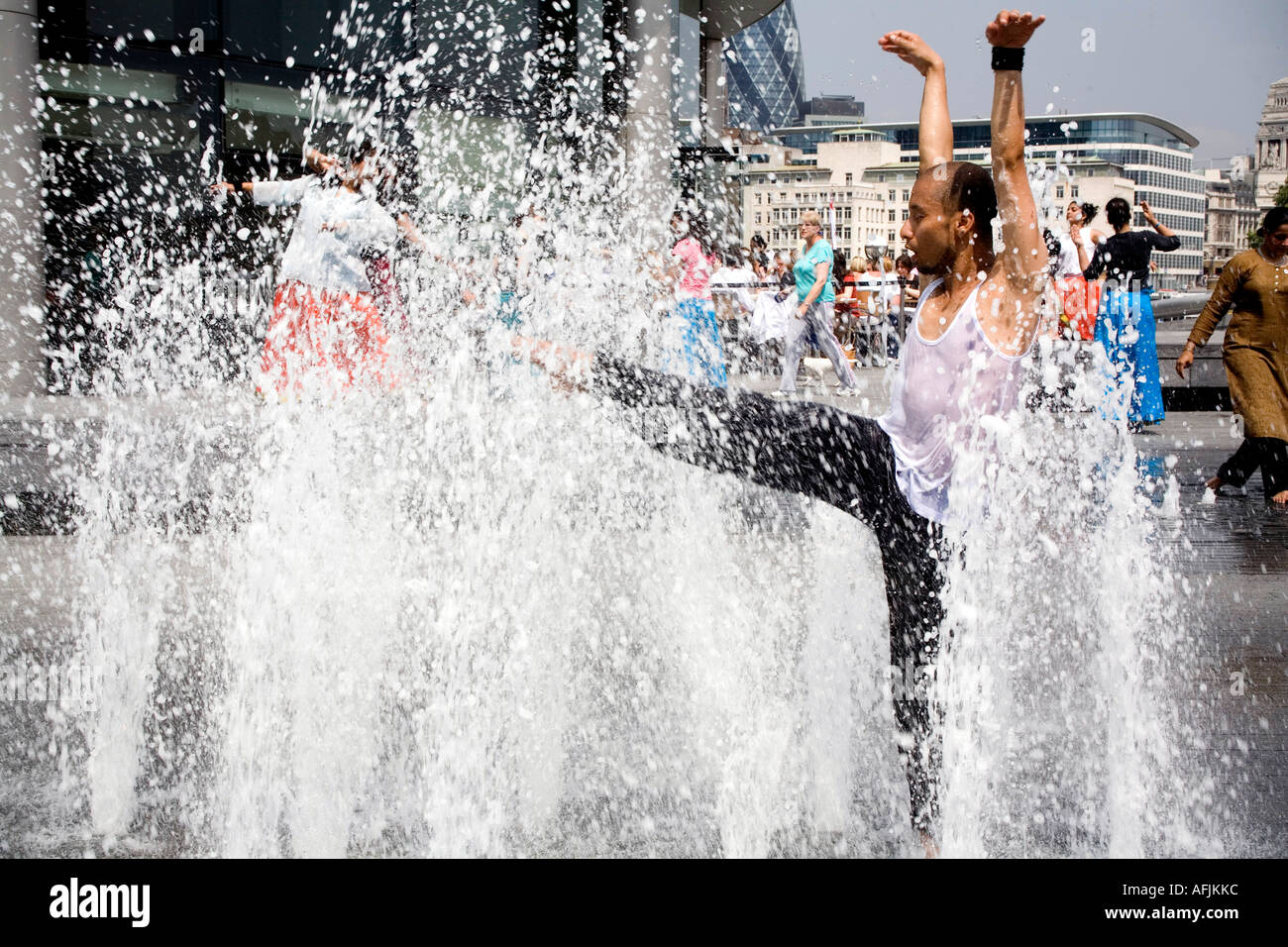 Menschen tanzen in Moorelondon Wasserspiele London UK Stockfoto