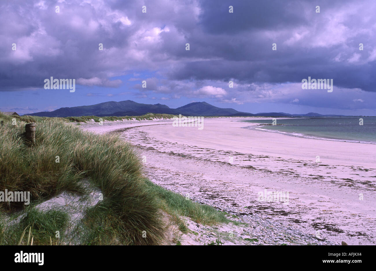Dieser lange Sandstrand auf Benbecula ist typisch für die westliche Küste der äußeren Hebriden. Stockfoto