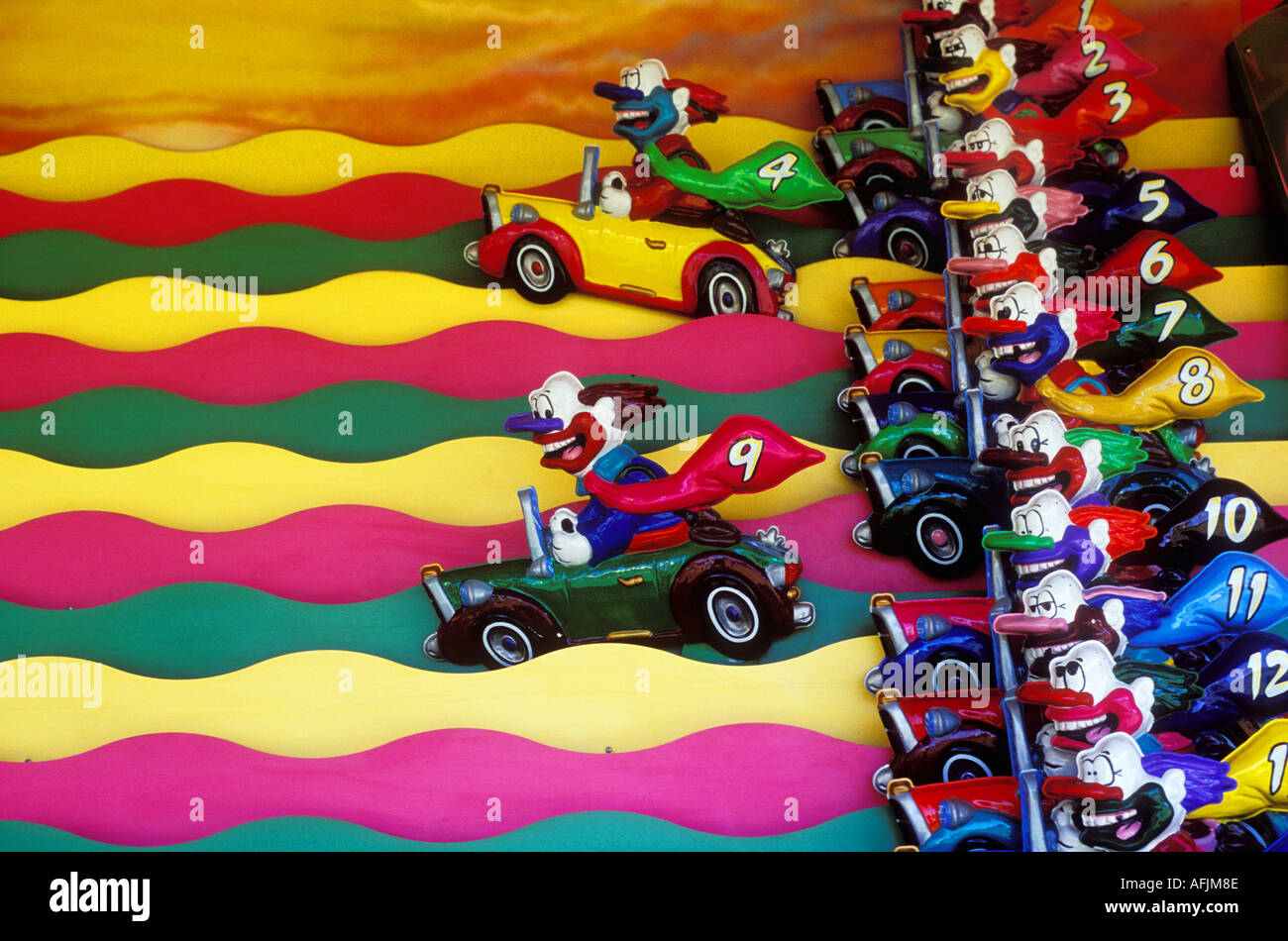 Clowns in Autos Rennen auf der carinval Stockfoto