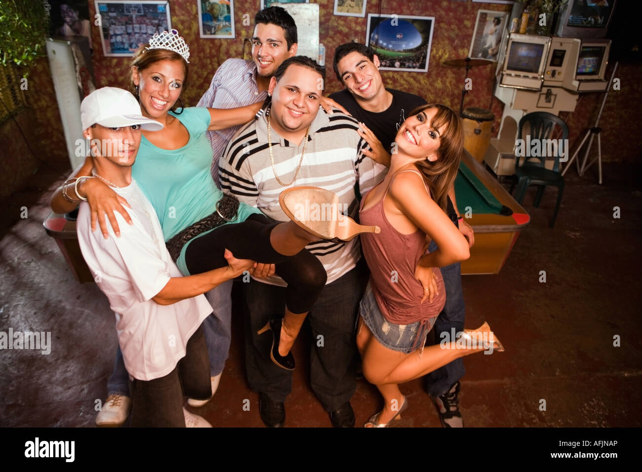 Junge Erwachsene auf lokaler hängen Stockfoto