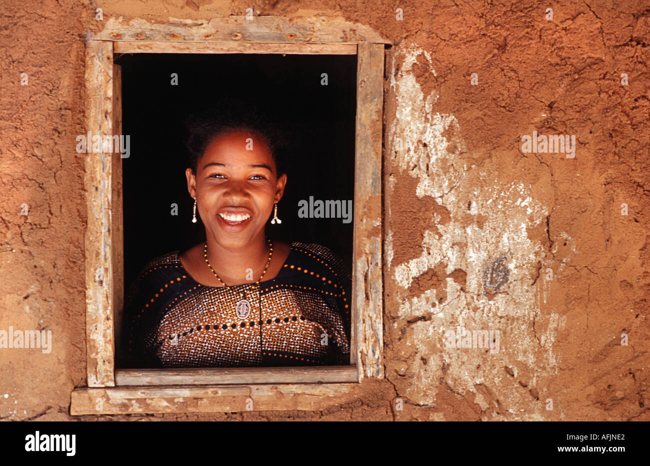 Frau am Fenster an ihrem Adobe home Chole Insel Mafia Island südlich von Sansibar Tansania Ostafrika Stockfoto