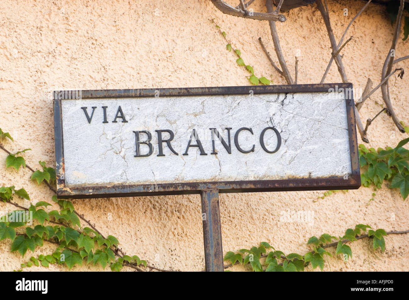 Marmor-Zeichen in einem rostigen Metallrahmen für Via Branco auch Salita Branca alten Maultier Track Treppe Weg zwischen Castelmola und Taormina Stockfoto