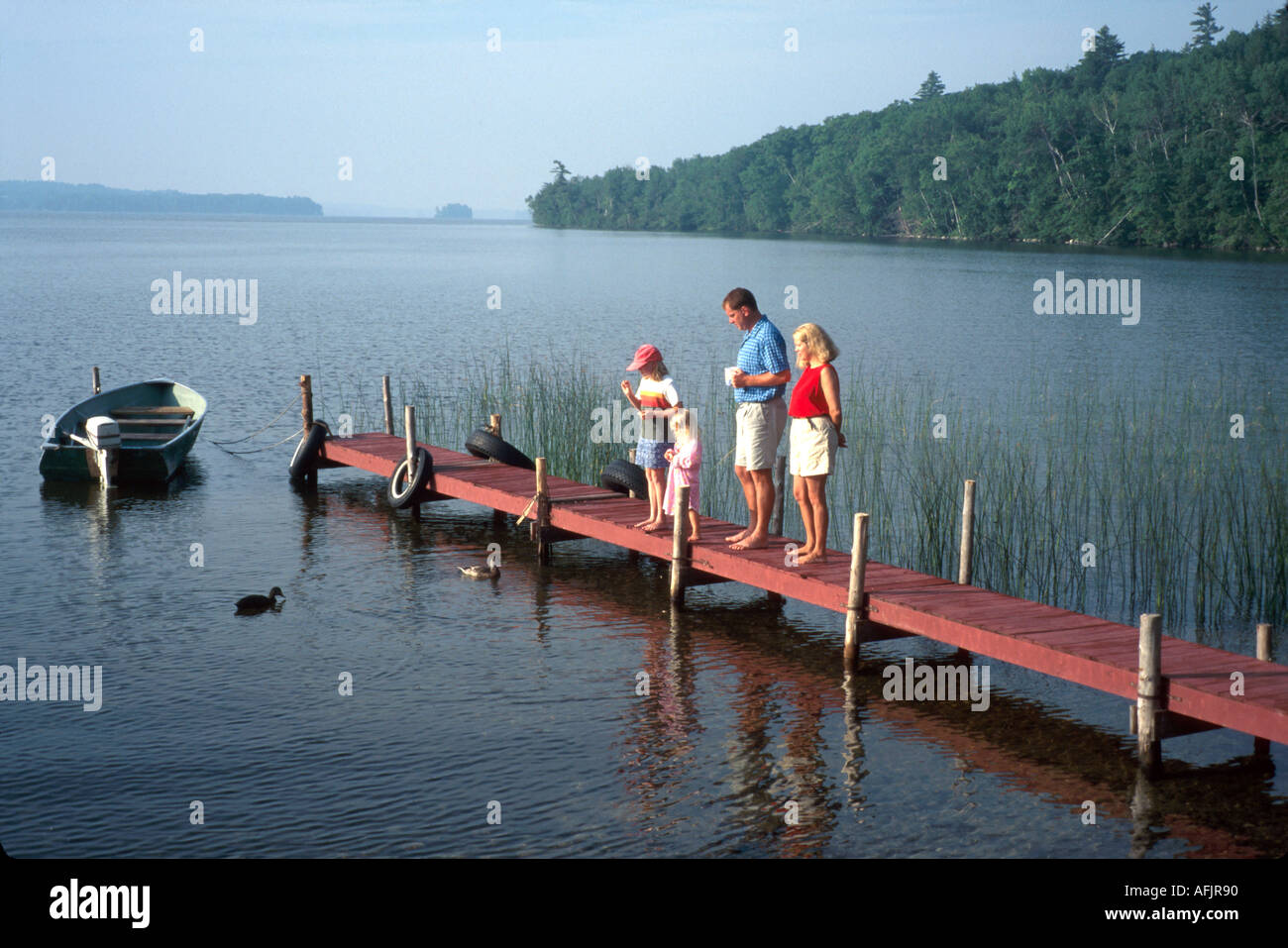 Maine, ME, New England, Down East, Rome Bear Spring Camps, Familie Familien Eltern Eltern Kinder, Mutter Mutter Mutter, Vater Vater, Vater, Angeln, Sport, Sportler, recrea Stockfoto