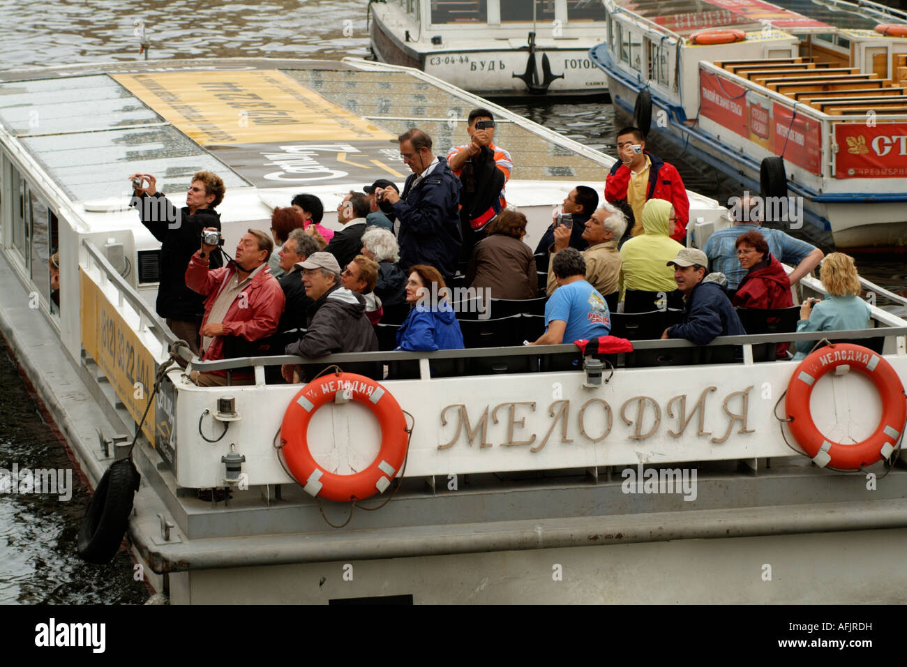 Touristen mit Kameras auf einem Boot Reise entlang des Kanals Moyka in St. Petersburg Russland Stockfoto