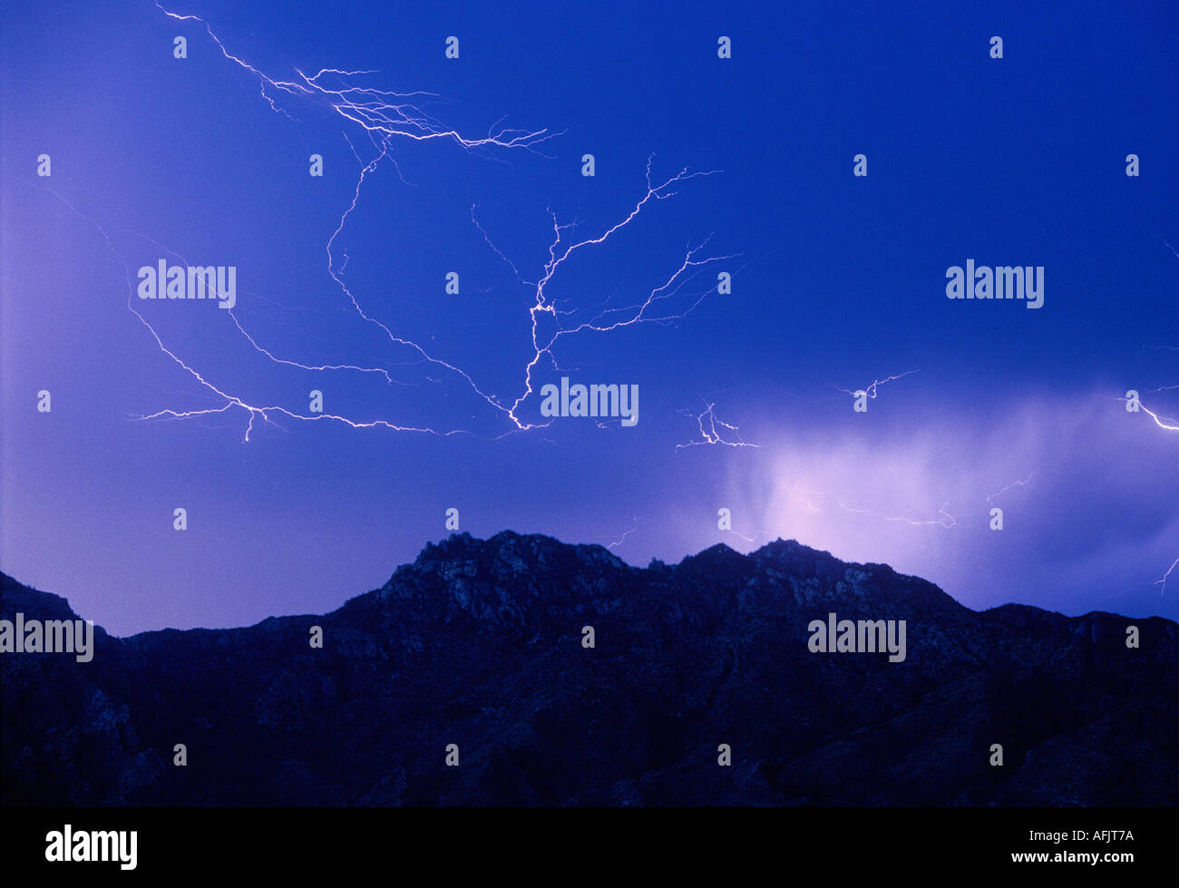 Spinne Blitzeinschläge über die Catalina Berge von strahlend blauem Himmel in Tucson, Arizona, USA. Stockfoto