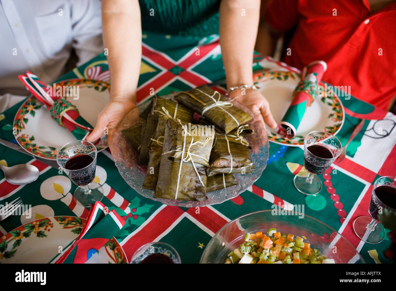 Zwei Männer und eine Frau an einem Esstisch in Nahaufnahme Stockfoto
