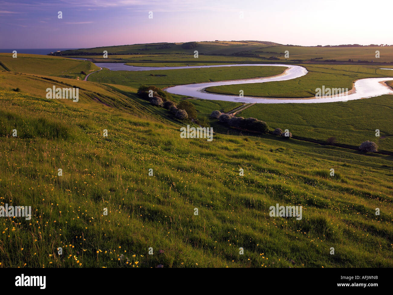 Der Fluß Cuckmere und Southdowns in der Nähe von Exceat, East Sussex, UK 2006 Stockfoto