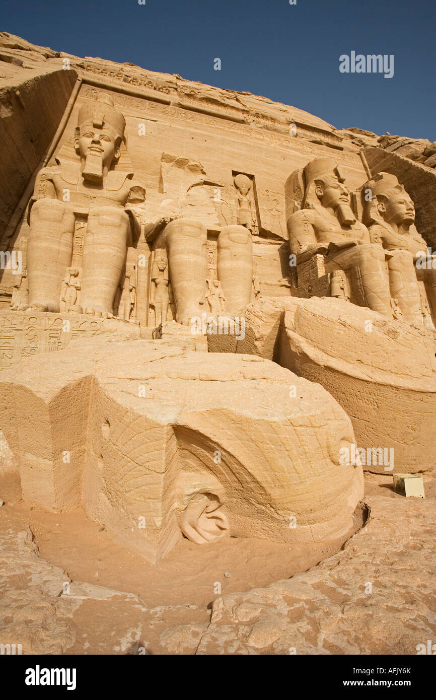 Die gefallenen Kopf von Ramses II in Abu Simbel, während eines Erdbebens in 27 verdrängt. Das gesamte Gelände wurde in den 1960er Jahren 200 m verschoben. Stockfoto