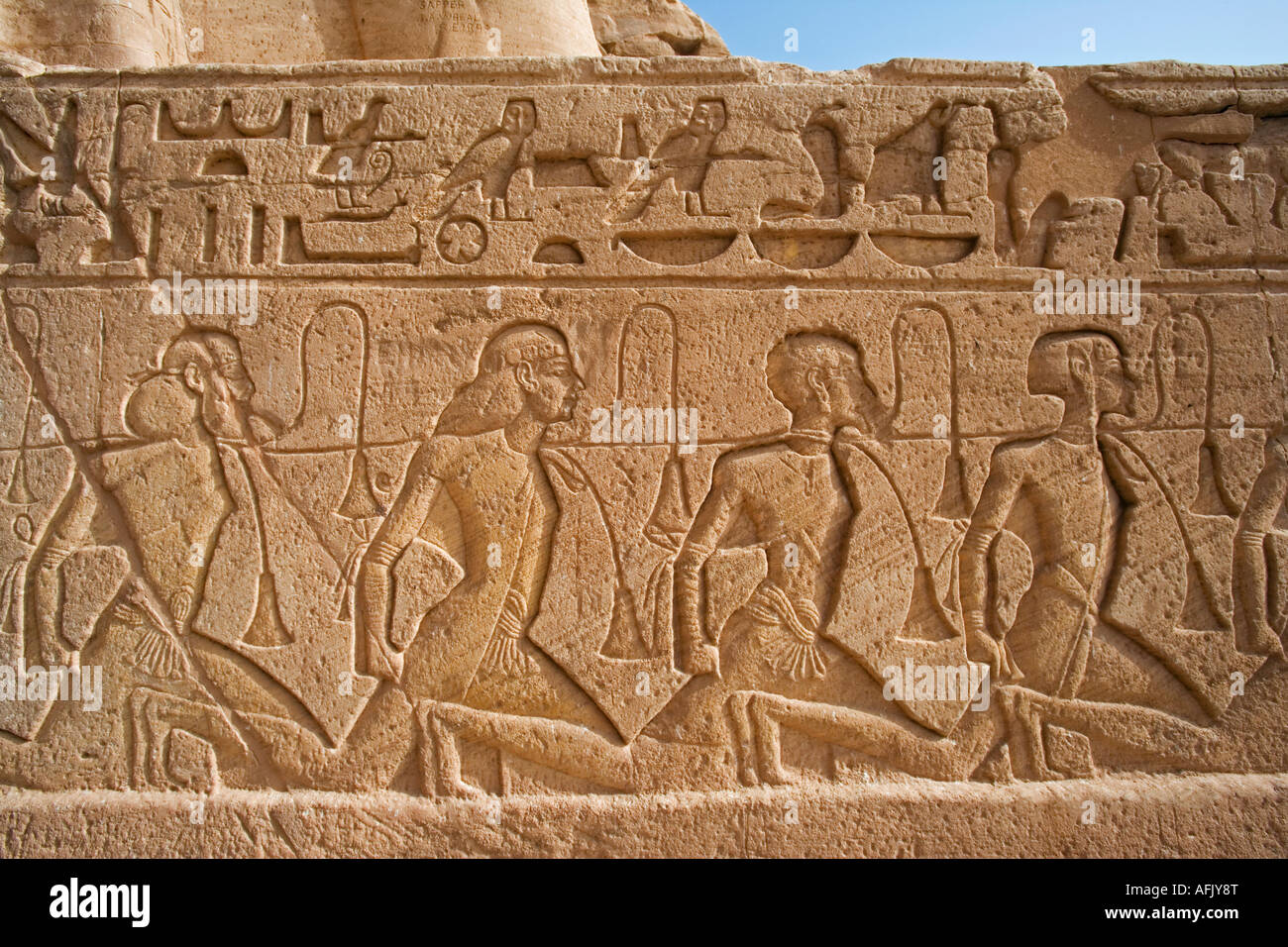 Schnitzereien zeigen Häftlinge gefangen in der Schlacht von Ramses II in Abu Simbel. Das gesamte Gelände wurde in den 1960er Jahren 200 m verschoben. Stockfoto