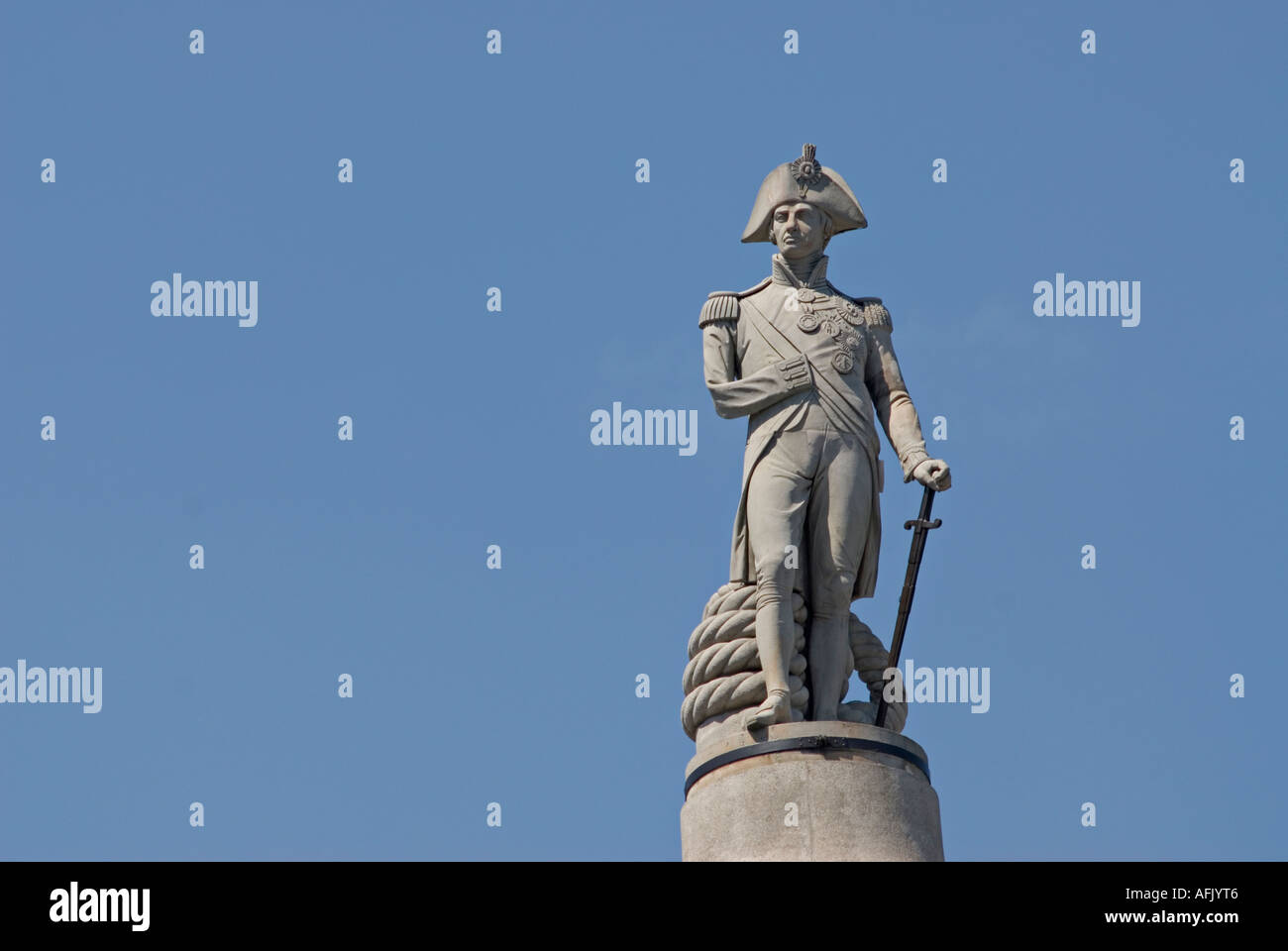 Statue von Admiral Nelson an der Spitze der Nelsons Spalte klaren blauen Himmel Trafalgar Square London England Vereinigtes Königreich Stockfoto