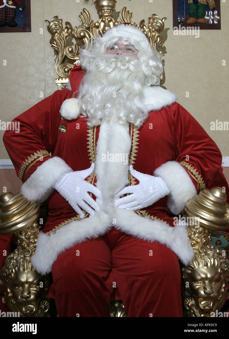Santa Claus lachend seinen Bauch reiben Stockfoto