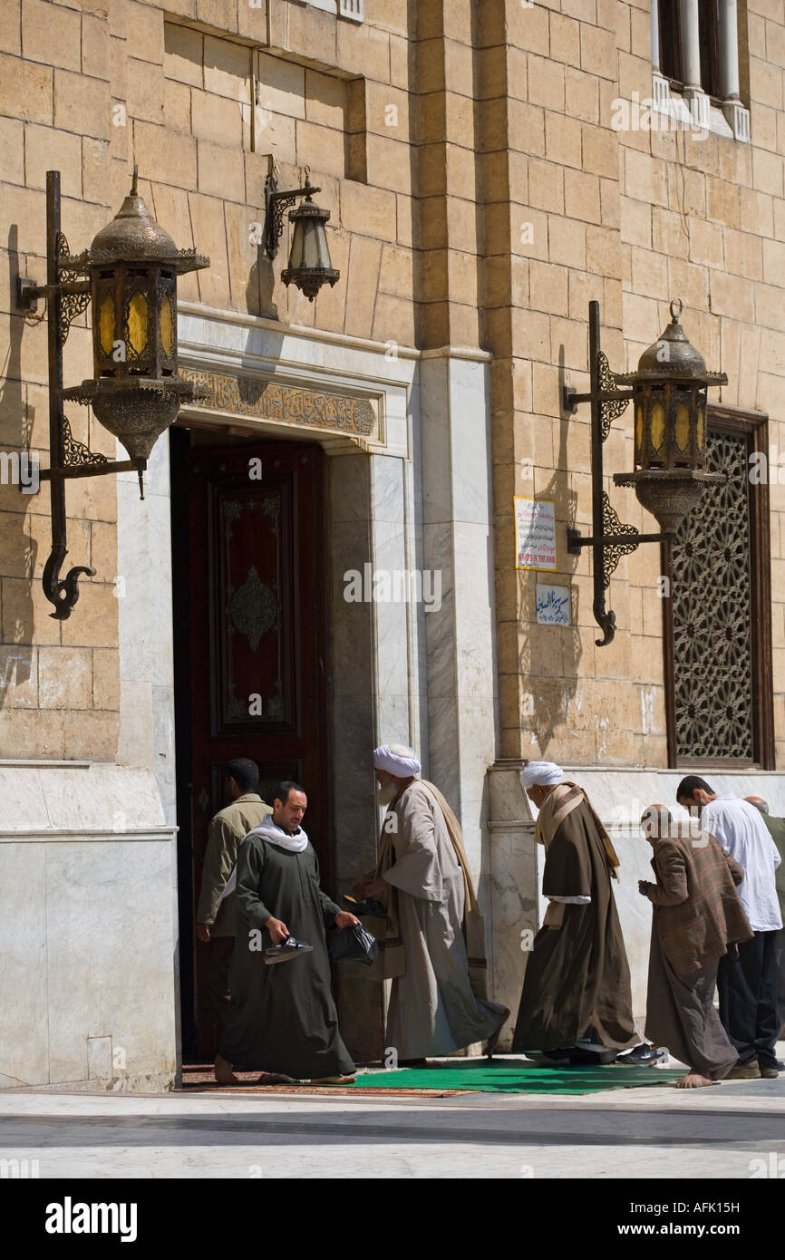 Die Gläubigen betreten die Al-Hussein-Moschee zum Freitagsgebet, Kairo, Ägypten Stockfoto