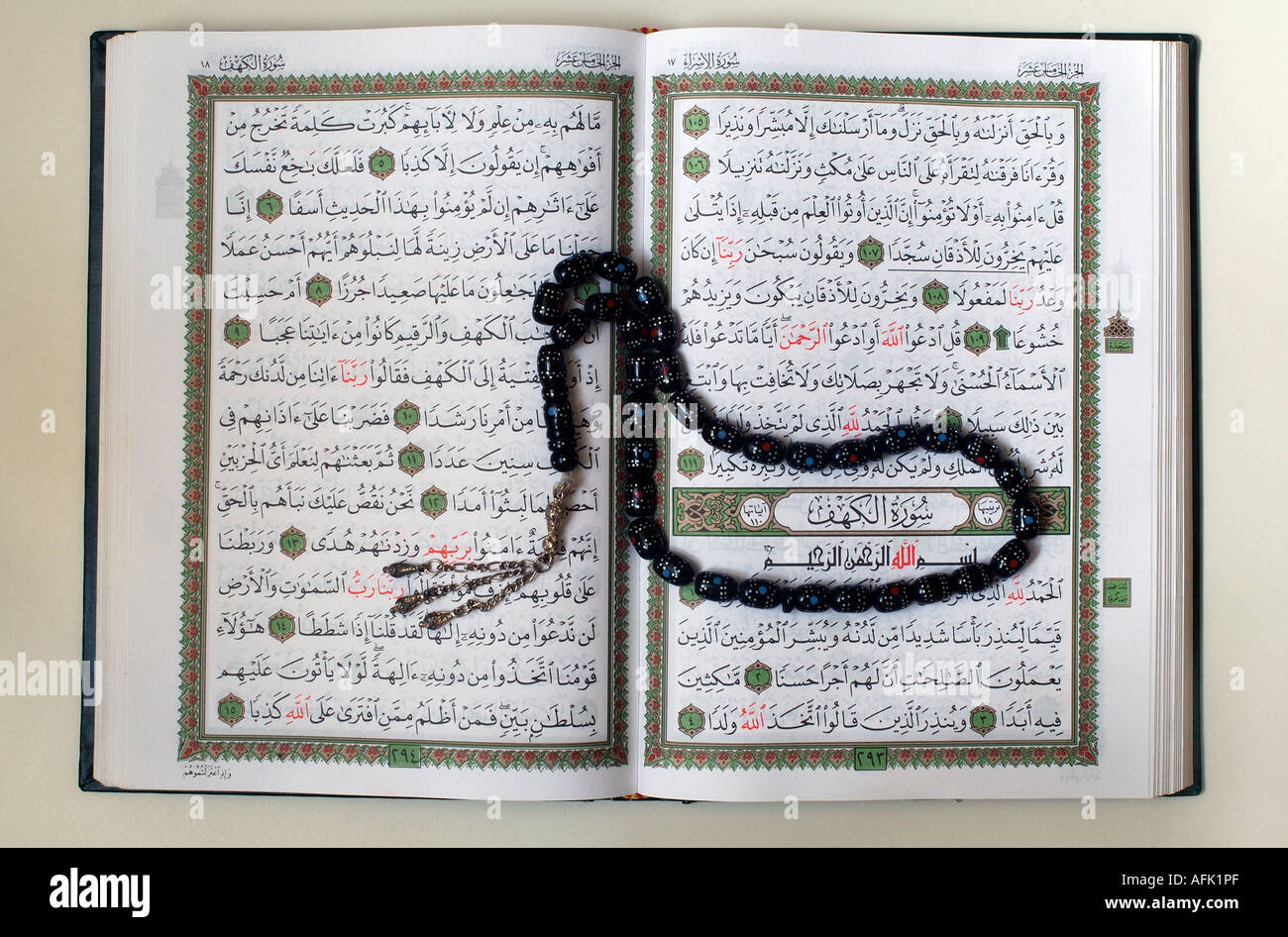 Eine Kopie der die Heilige Schrift des Islam Koran geöffnet für die Lesung mit Gebetskette genannt Tasbeeh Stockfoto