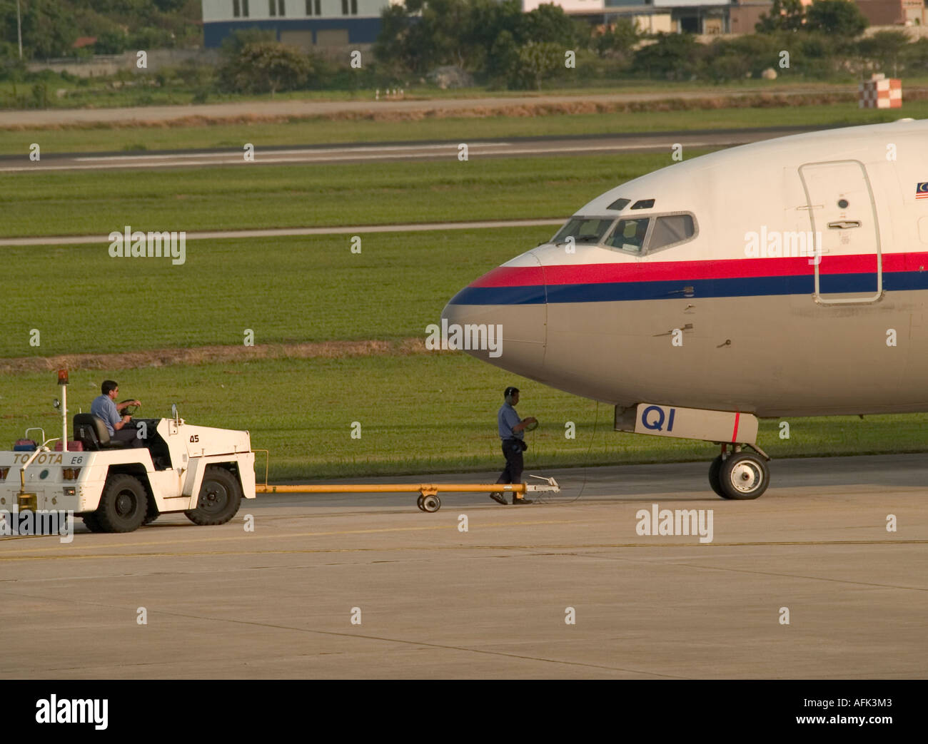 Malaysische Flugzeuge durch Zugmaschine gedrückt vor dem Taxi zum Abheben, Penang, Malaysia, Air Port Stockfoto