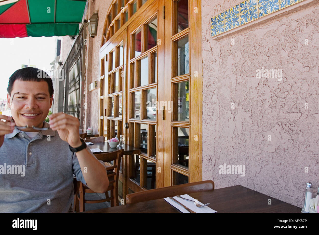 Mann sitzt im Restaurant unter freiem Himmel. Stockfoto