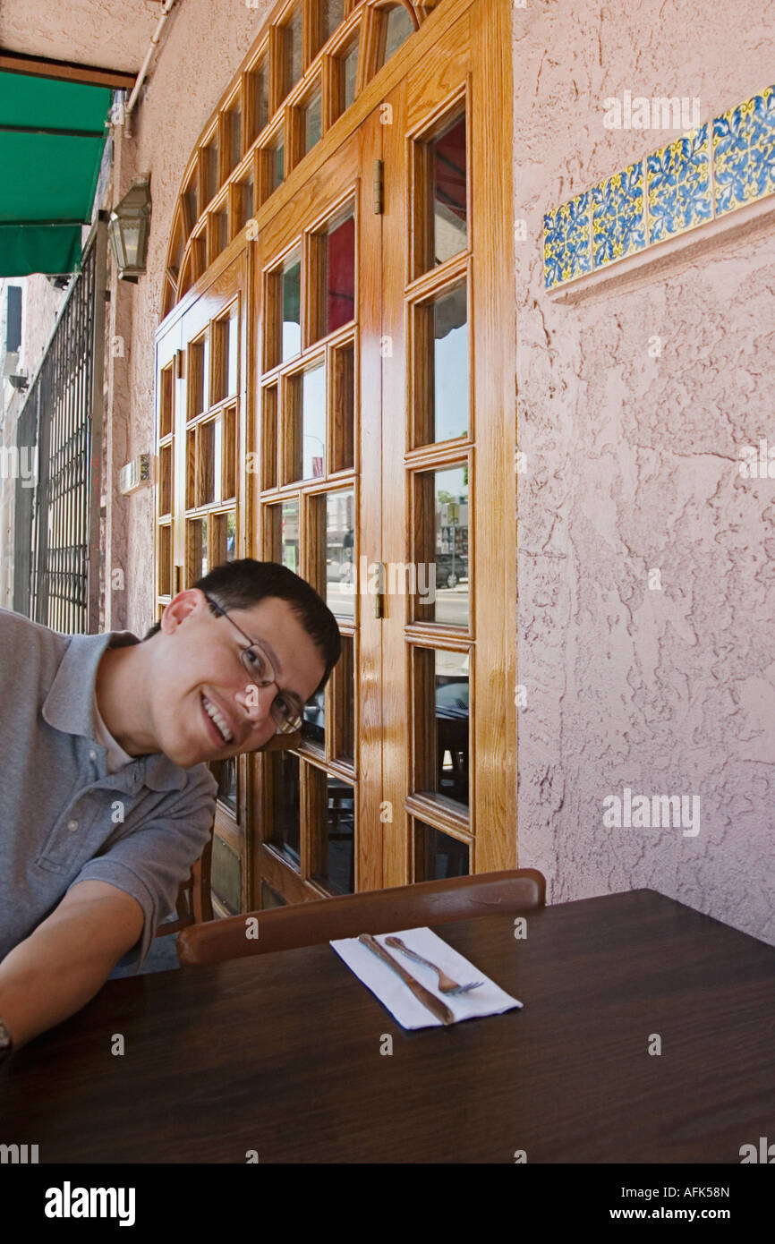 Mann sitzt im Restaurant unter freiem Himmel. Stockfoto