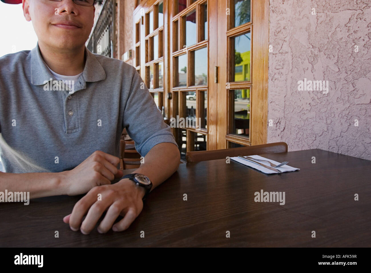 Mann sitzt im Restaurant unter freiem Himmel. Stockfoto