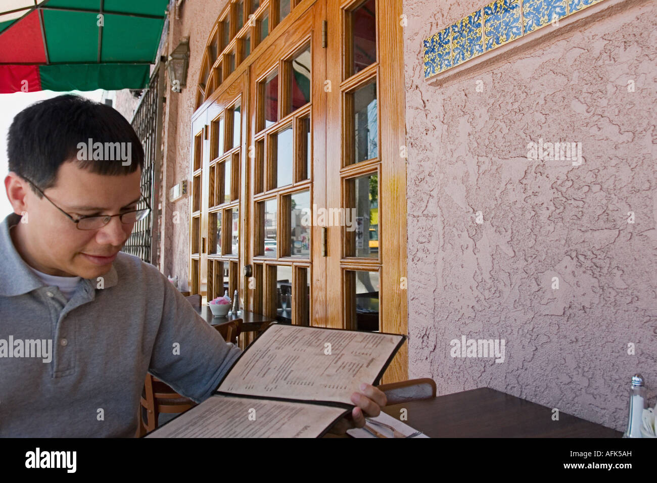 Mann sitzt im Restaurant unter freiem Himmel. Stockfoto