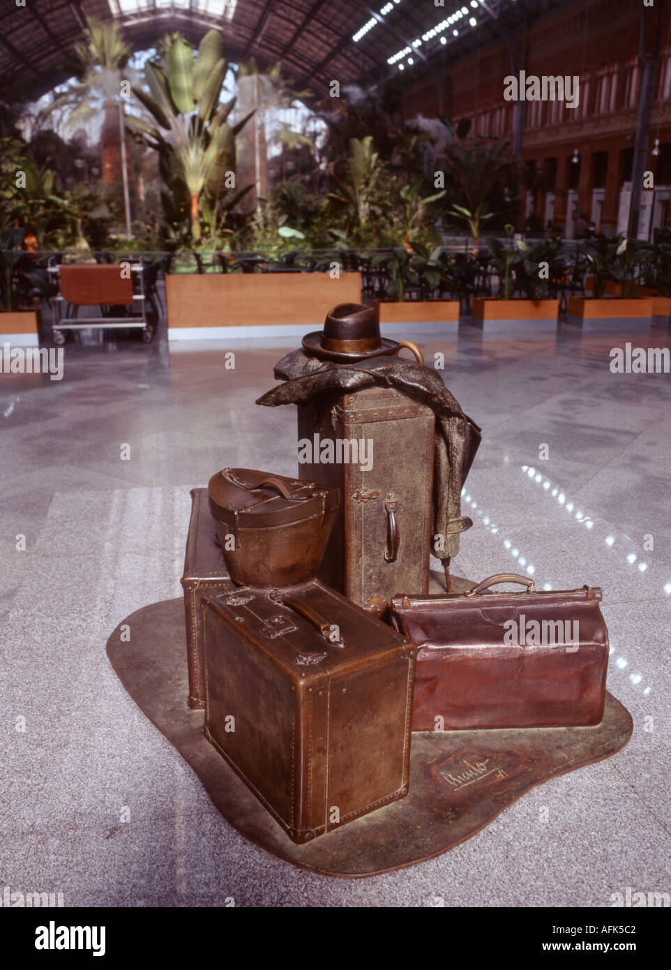 Madrid, Spanien. Atocha-Bahnhof. Skulptur in tropischer Palmen Garten, ursprünglichen Teil des Bahnhofs von 1880 s Stockfoto