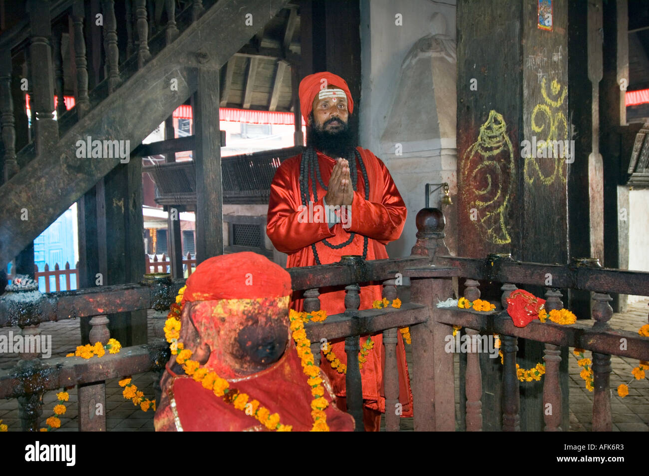 rot gekleideten Siddhu Sadhu heiliger Mann Patan Durbar Square Tempel Gebäude Kathmandu NEPAL Asien Katmandu ethnische Saddhu sadu Stockfoto
