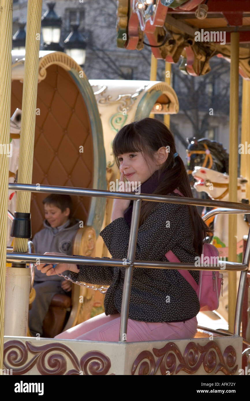 Kleinkinder auf einem Karussell am Hotel de Ville Paris Frankreich Frühling 2007 Stockfoto