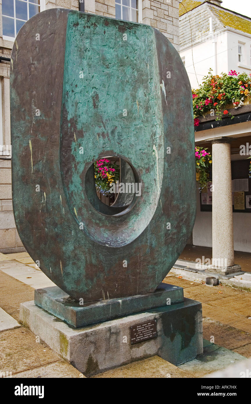 Eine Bronzeskulptur der eminent 20. Jahrhundert britische Bildhauerin Dame Barbara Hepworth außerhalb der Guildhall von St Ives Stockfoto