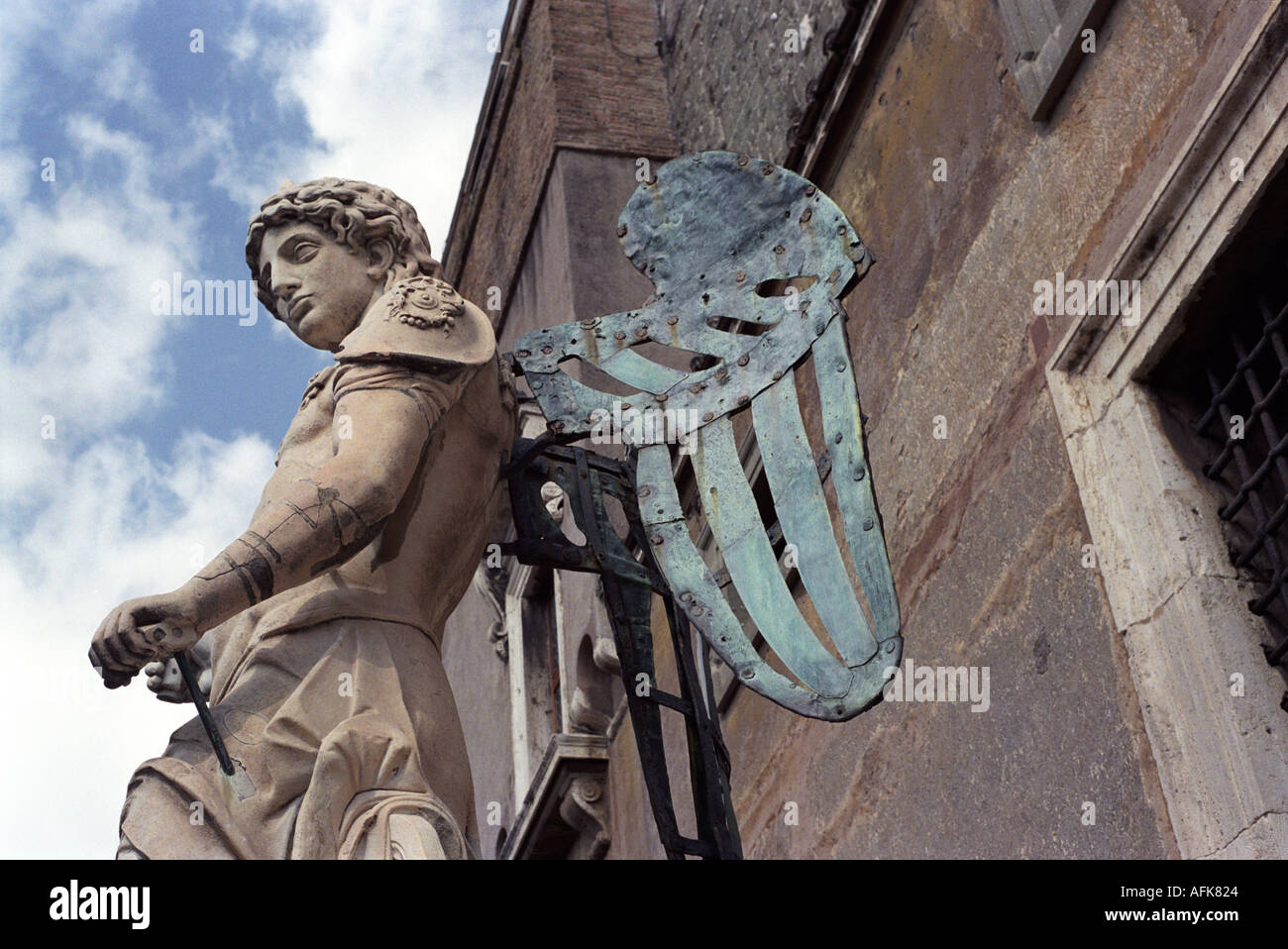 Ein Michelangelo Engel am Castel Sant Angelo in Rom Italien Stockfoto