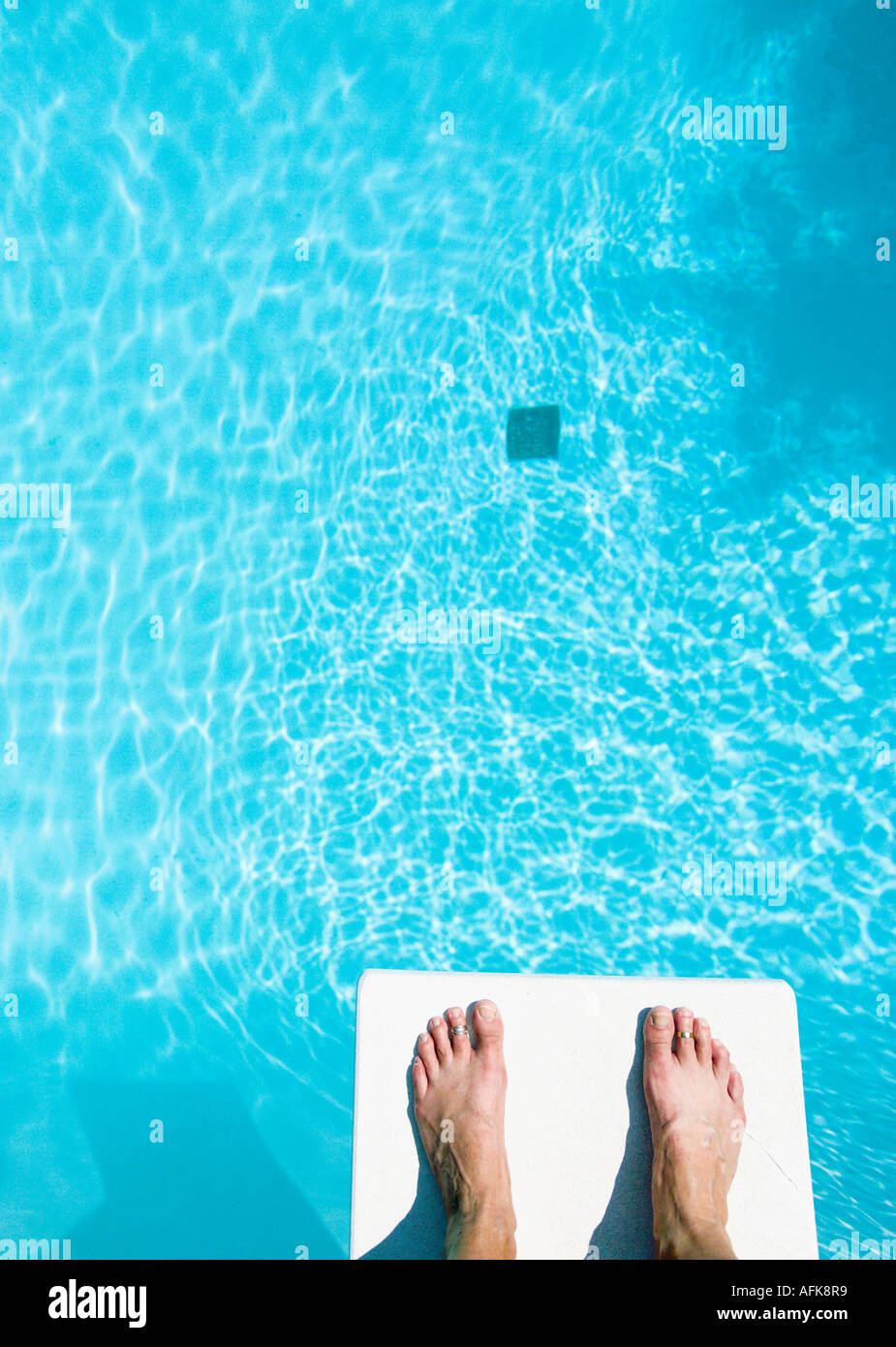 Füße auf Sprungbrett mit Swimming pool Stockfoto