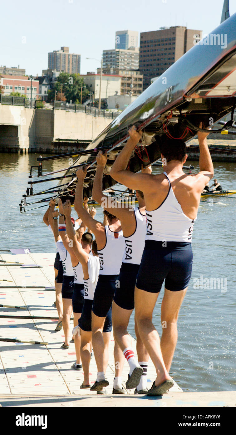 US-Ruderteam tragen Boot in Milwaukee River Challenge Milwaukee Wisconsin USA Stockfoto