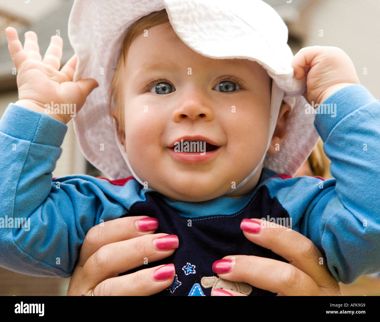 Glückliches Baby junge Mutter im Besitz Stockfoto