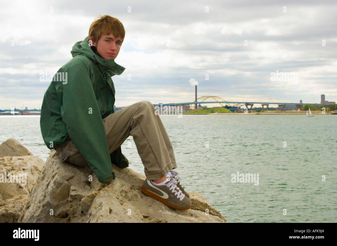 Porträt von Teenager auf Felsen am Seeufer des Lake Michigan Milwaukee Wisconsin Stockfoto