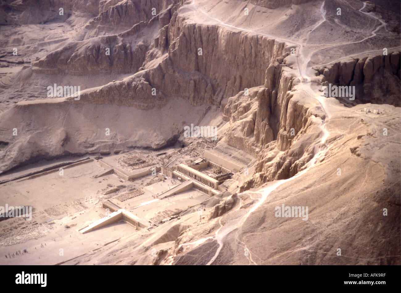 Luftaufnahme der Tempel der Königin Hatshepsut in den thebanischen Hügeln westlich des Nils in der Nähe von Luxor Ägypten Stockfoto