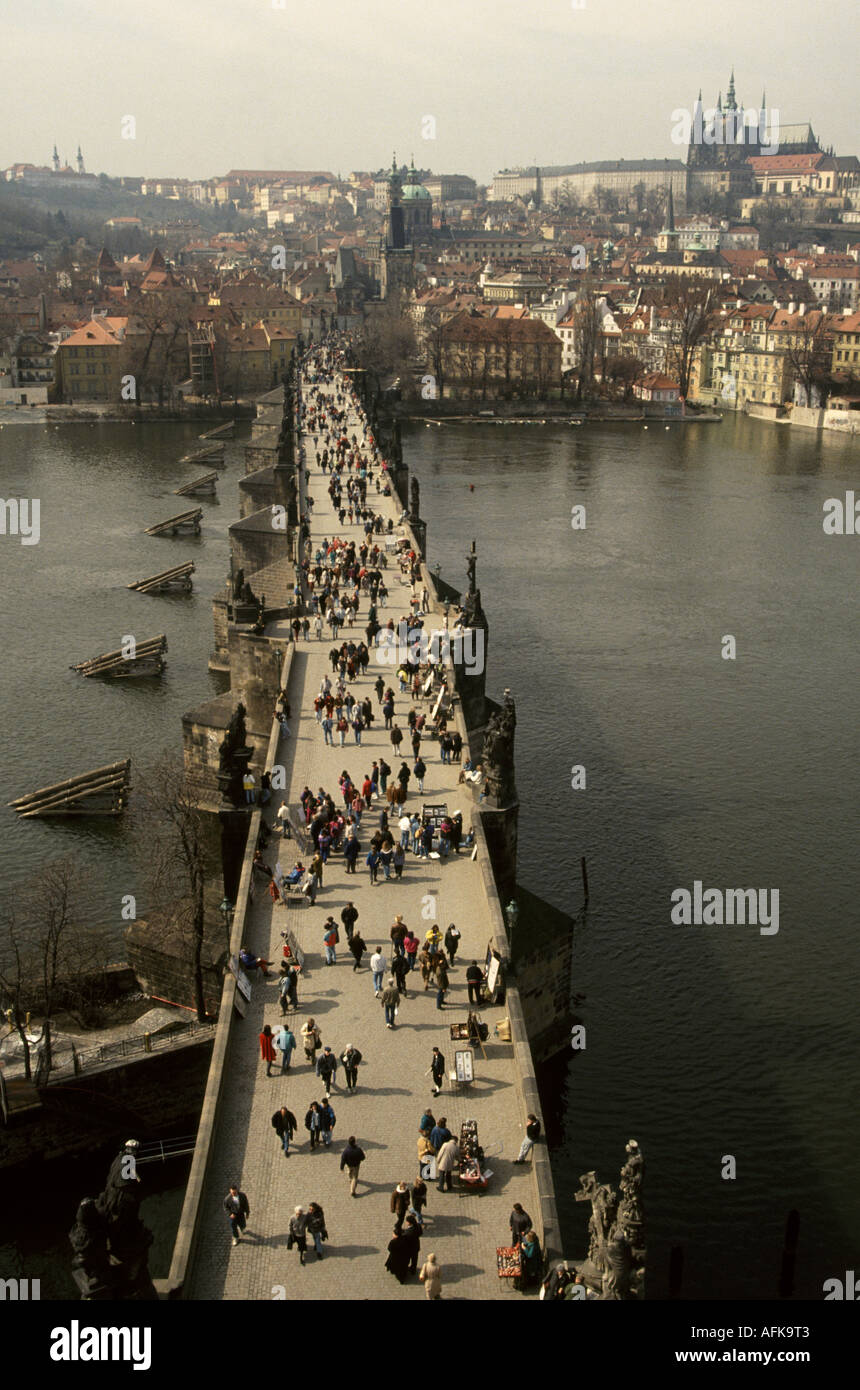 Menschen auf der Karlsbrücke in Prag. Mit der Prager Burg im Hintergrund. Tschechische Republik. Stockfoto