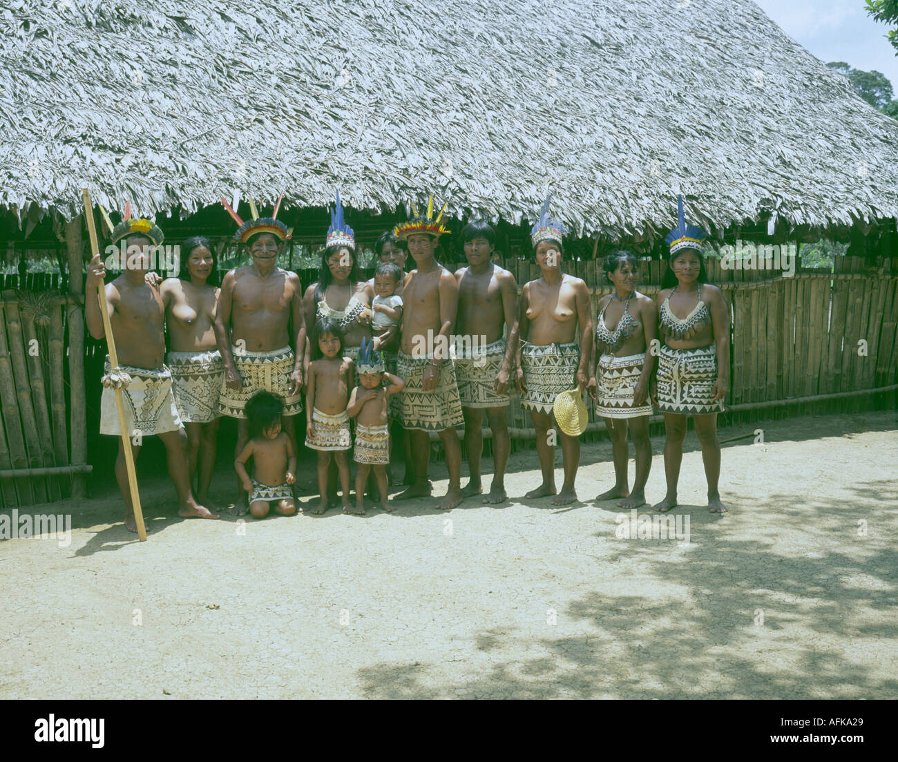 Familie Gruppe von wenigen verbleibenden Bora Indianerstamm posiert für den Tourismus im peruanischen Regenwald in der Nähe von Iquitos 2004 Stockfoto