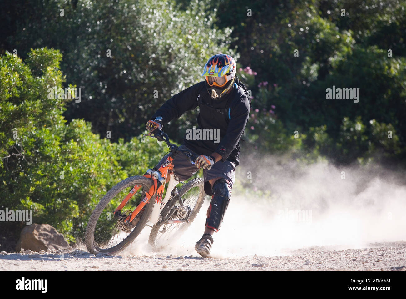 Extreme Mountain Biker sein Motorrad schleudern Stockfoto