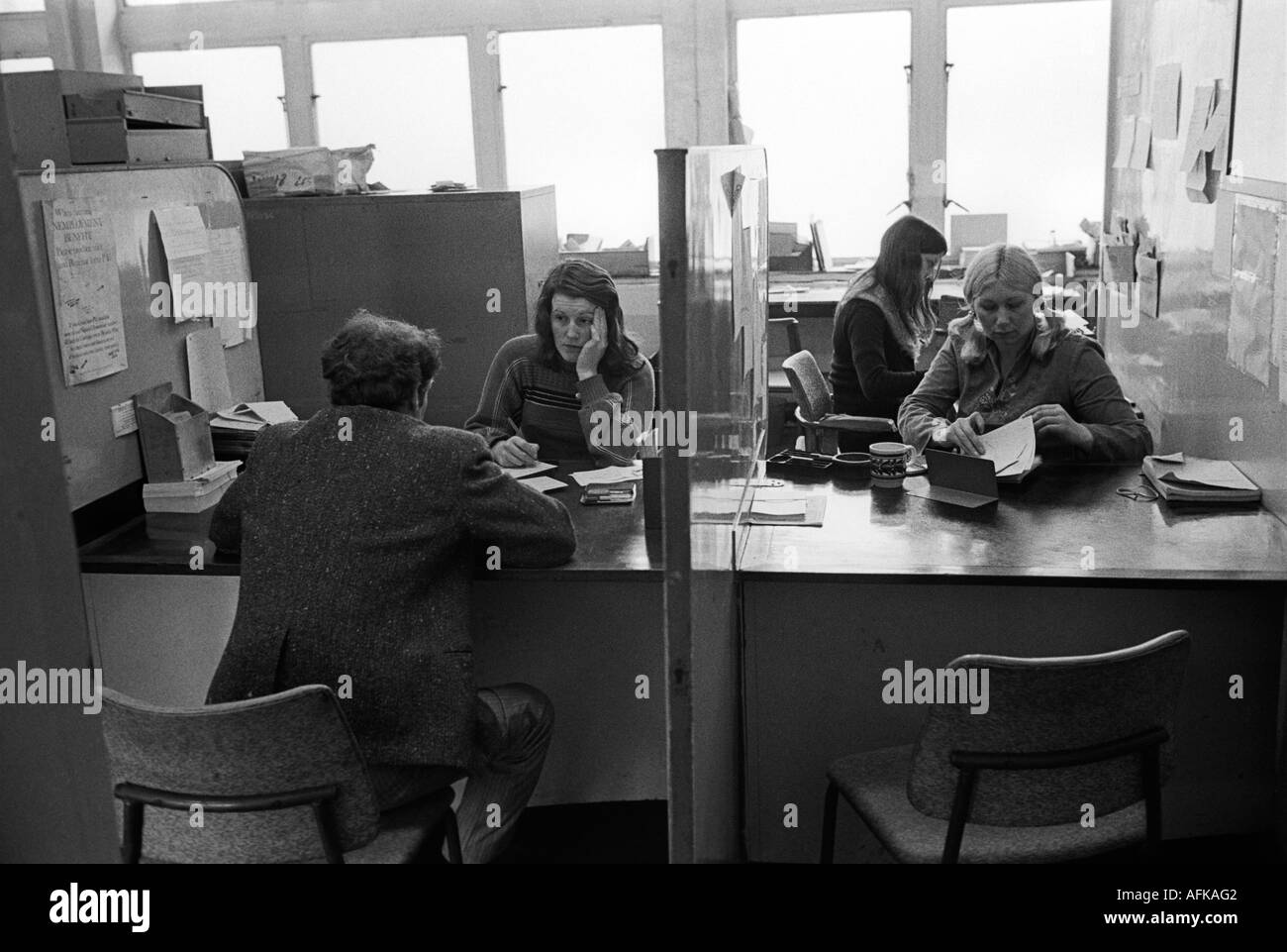 Labour Exchange, Elephant and Castle South London England 1976 DHSS Department of Health and Social Security, man on the dole wird interviewt 1970er Stockfoto