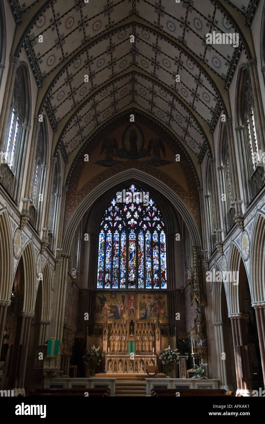 Innenraum der katholischen Kirche der Unbefleckten Empfängnis. Bauernhof Street, Mayfair London W1 England Stockfoto