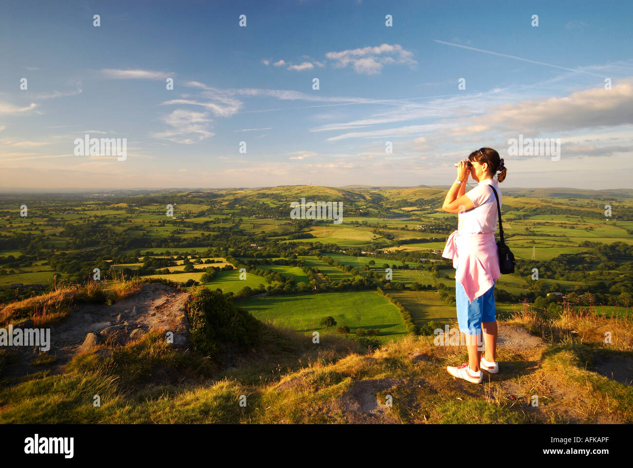 Mädchen auf der Suche über die Cheshire-Prärie durch Fernglas Cloudside Cheshire UK Stockfoto