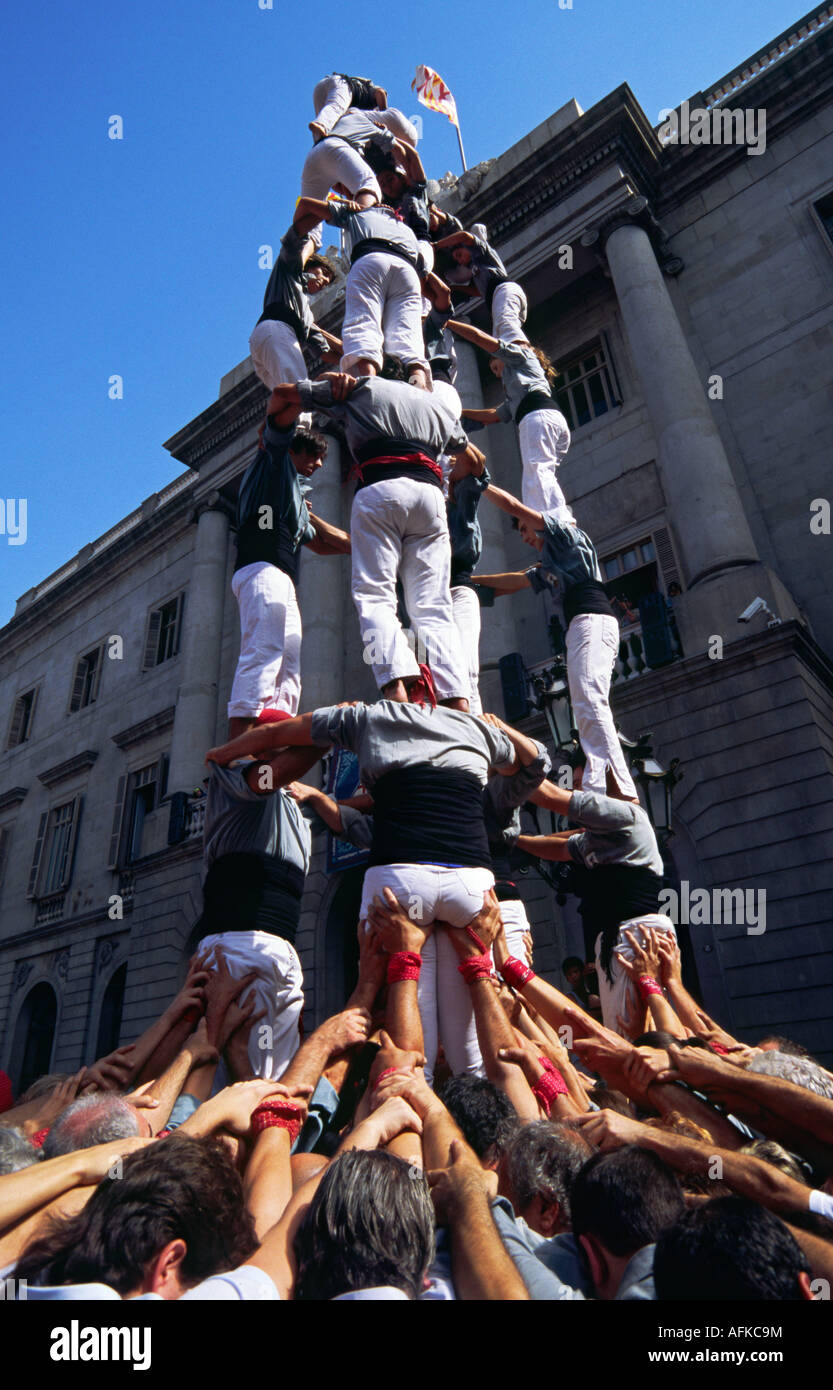 Ein Castell (menschliche Burg) nähert sich Fertigstellung als der letzte Darsteller Gerangel nach oben, während des Festivals von La Merce. Stockfoto