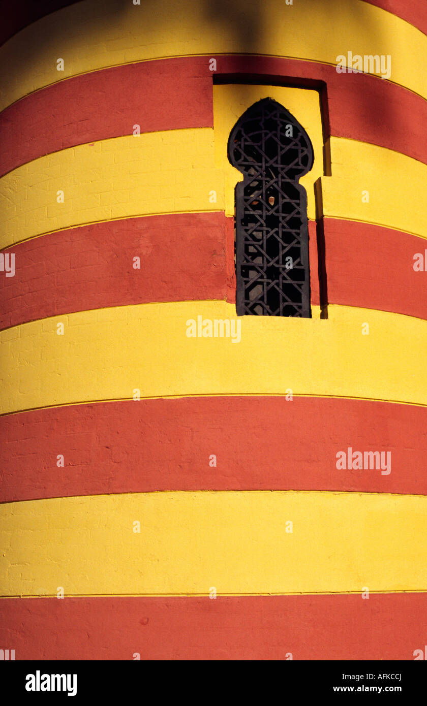Spanischen Farben und maurischen Einflüsse vereinen sich bei der Gestaltung eines Gebäudes in Sevilla. Stockfoto