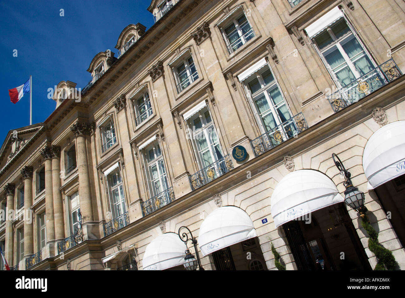 Frankreich Ile de France Paris fünf Sterne Ritz Hotel in Place Vendôme mit französischen Trikolore fliegt oberhalb des Justizministeriums Stockfoto