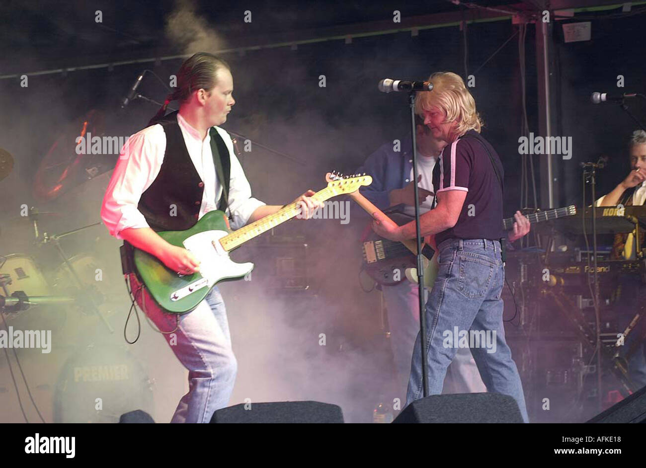 SCHAUKELN IM STADION TRIBUTE BAND STATUS QUOT ERWISCHTE AM ABEND EINEN ROCKIGEN START Stockfoto