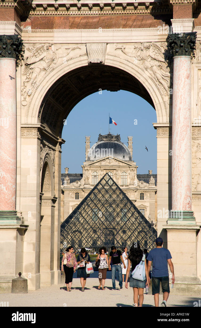 Frankreich-Ile de France Paris Menschen zu Fuß durch den Arc de Triomphe du Carrousel in Richtung Pyramide Eingang zum Louvre-Museum Stockfoto