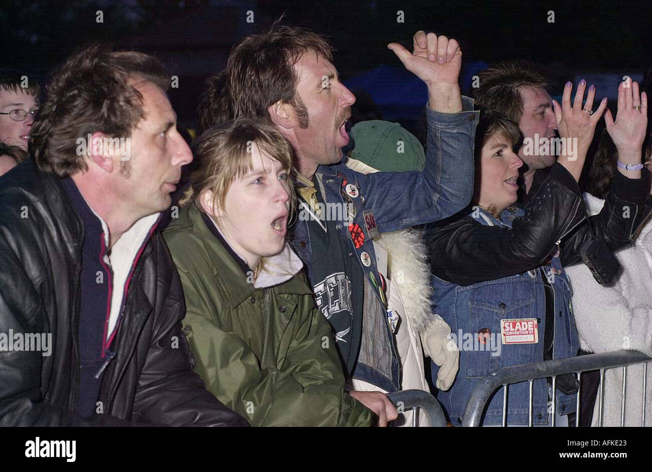 SLADE FANS BRÜLLEN IHRE LIEBLINGS-ROCK-BAND AUF. Stockfoto