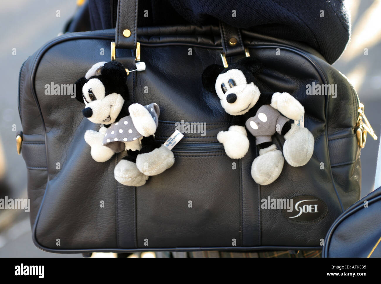 Schulmädchen-Schulranzen mit Mickey und Minnie Maus Stadtteil Shibuya Tokio  Japan Stockfotografie - Alamy