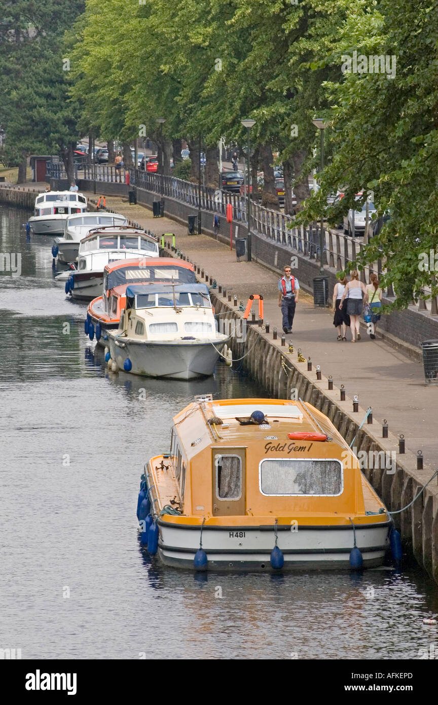 Boote auf dem Fluss Wensum neben Riverside Straße Norwich Stockfoto